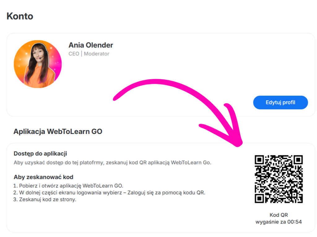 Zrzut ekranu panelu użytkownika zatytułowanego „Konto” na platformie szkoleniowej. Na górze widoczny jest profil użytkownika „Ania Olender” z podpisem „CEO | Moderator” oraz okrągłym zdjęciem kobiety w pomarańczowej koszuli na neonowym tle. Poniżej znajduje się sekcja „Aplikacja WebToLearn GO” z instrukcją „Dostęp do aplikacji”. Duża, odręcznie narysowana strzałka w kolorze jaskrawego różu wskazuje na czarno-biały kod QR po prawej stronie, pod którym widnieje napis „Kod QR wygaśnie za 00:54”.